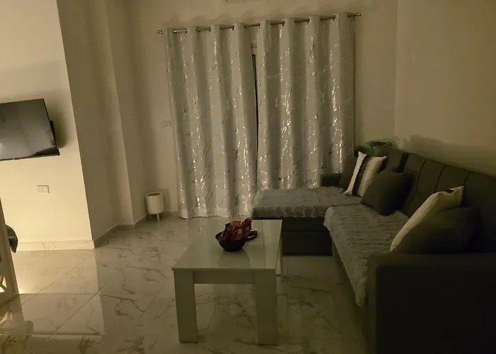 Romantic With Garden, Pool And Apartamento
